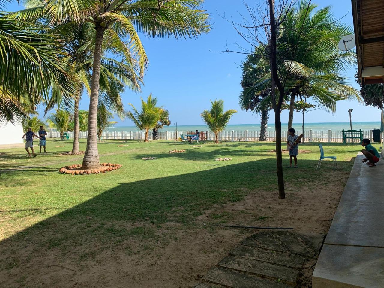 Pearl Oceanic Resort - Trincomalee Esterno foto